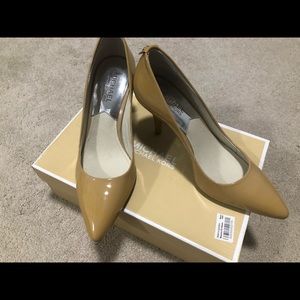 Brand new Michael Kors Heel Shoes Flex Mid Pump Leather Beige